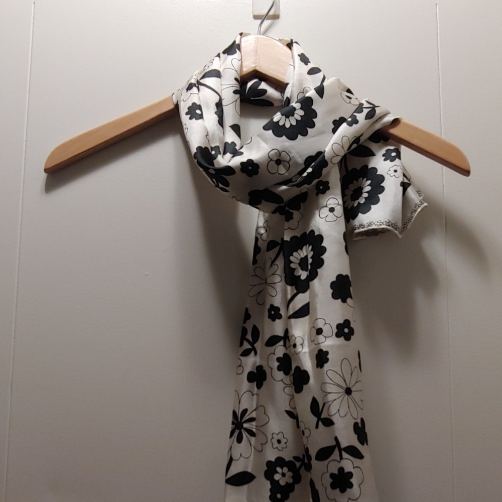 Black and off white scarf